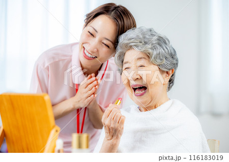 介護士とシニア女性 116183019
