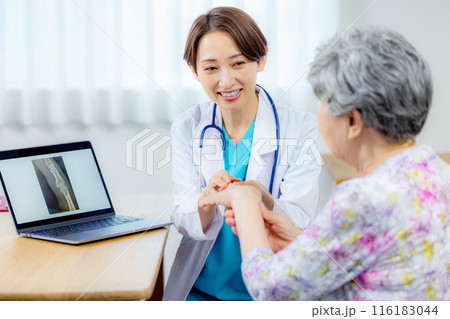 高齢者に診察する医師 116183044