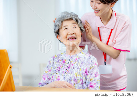 かつらをつけるシニア女性 116183067