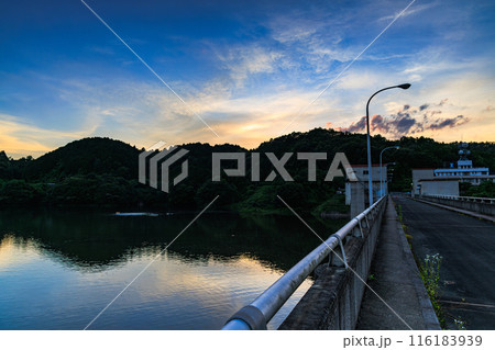 2024年夏布目ダムの夕景 ゴールデンアワーからブルーアワーまで ダム堰堤越しの夕焼け② 2024年夏布目ダムの夕景 ゴールデンアワーからブルーアワーまで ダム堰堤越しの夕焼け② 116183939