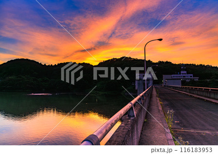 2024年夏布目ダムの夕景　ゴールデンアワーからブルーアワーまで　ダム堰堤越しの夕焼け⑯ 116183953