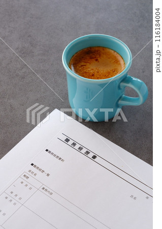 コーヒーを飲みながら、転職活動に欠かせない職務経歴書を書く コーヒーを飲みながら、転職活動に欠かせない職務経歴書を書く 116184004