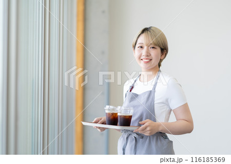 アイスコーヒーを持つカフェ店員（若者と自由な働き方：髪色・髪型の多様性） 116185369