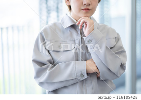 作業服を着た金髪ショートヘアの若い女性（髪色自由、自分らしく働く、職場環境） 116185428