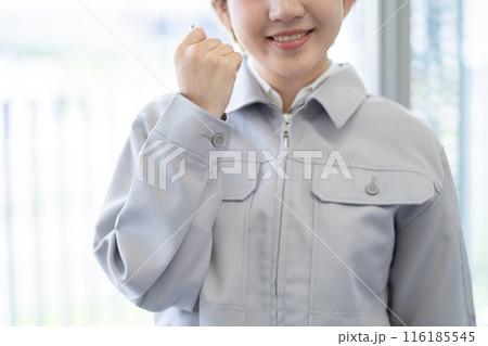 作業服を着た金髪ショートヘアの若い女性（髪色自由、自分らしく働く、職場環境） 116185545