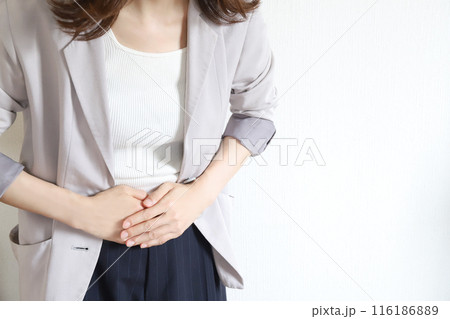 お腹を押さえる女性　腹痛 116186889