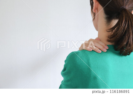 方を押さえる女性 肩凝りイメージ 方を押さえる女性 肩凝りイメージ 116186891