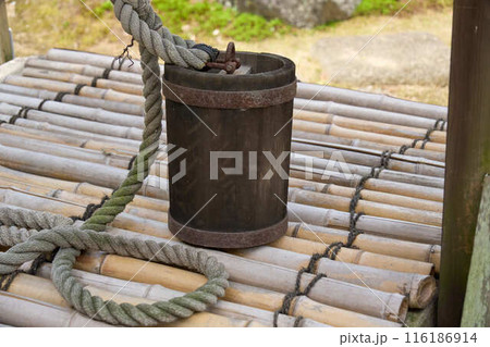 日本の古井戸と桶 116186914