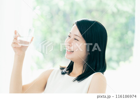 水を飲む女性 水を飲む女性 116186974