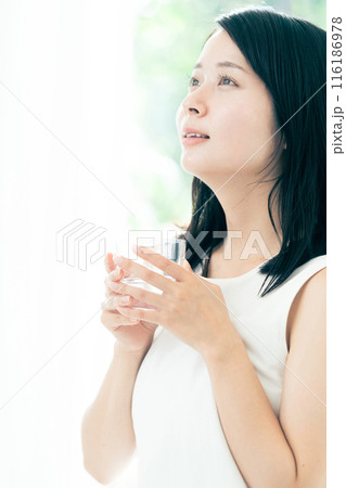 水を飲む女性 水を飲む女性 116186978