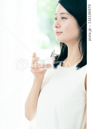 水を飲む女性 水を飲む女性 116186979