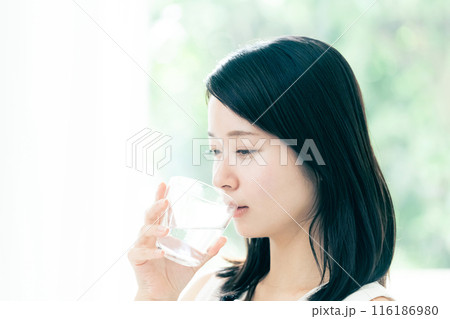 水を飲む女性 116186980