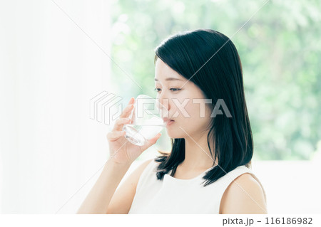 水を飲む女性 116186982