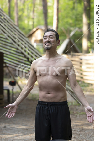 サウナを楽しむ50代男性 116188622