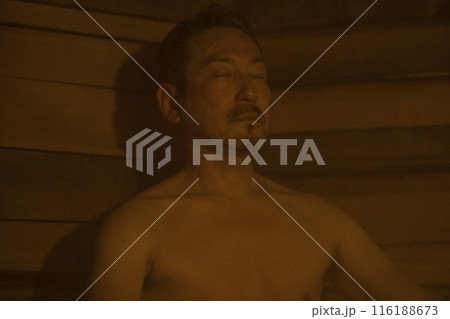 サウナを楽しむ50代男性 116188673