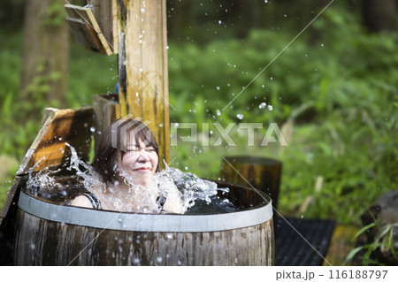 水浴びを楽しむ女性 116188797