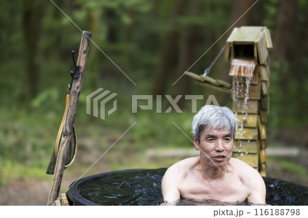 水風呂を楽しむ男性 水風呂を楽しむ男性 116188798