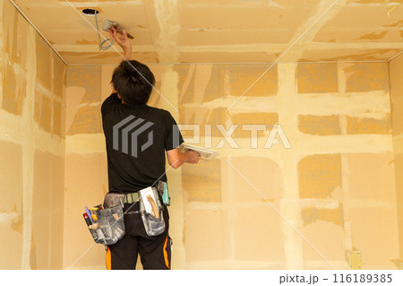 住宅のクロスを張り替える職人 116189385