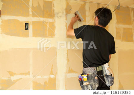 住宅のクロスを張り替える職人 116189386