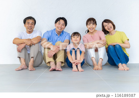 リビングでくつろぐ三世代家族 116189387