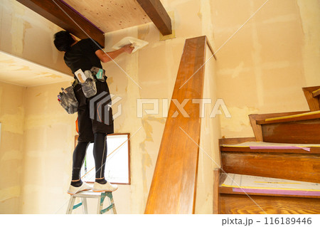 住宅のクロスを張り替える職人 住宅のクロスを張り替える職人 116189446