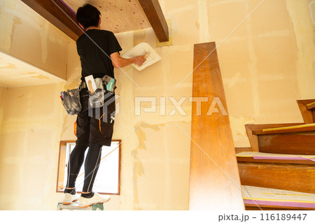 住宅のクロスを張り替える職人 116189447