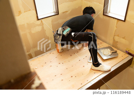 住宅のクロスを張り替える職人 住宅のクロスを張り替える職人 116189448