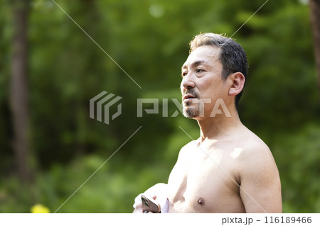 サウナを楽しむ50代男性 116189466