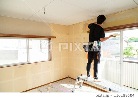 住宅のクロスを張り替える職人 116189504