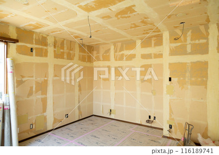 壁のクロスを剥がされて下地が剥き出しになった住宅 116189741