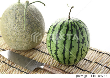 スイカ（小玉スイカ）とメロン 116189757