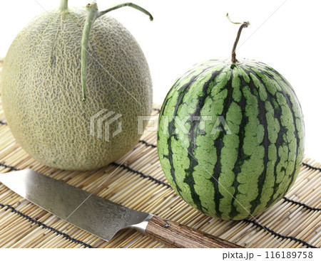 スイカ(小玉スイカ)とメロン スイカ(小玉スイカ)とメロン 116189758