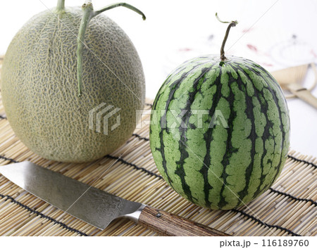 スイカ(小玉スイカ)とメロン スイカ(小玉スイカ)とメロン 116189760