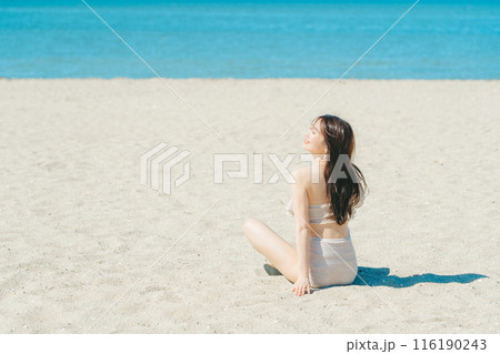 砂浜に座る水着の若い女性 116190243
