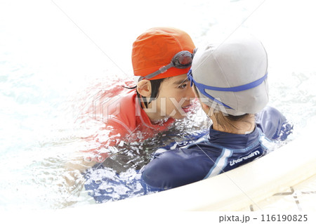 プールで見つめ合う姉弟 116190825