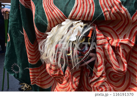 日本の岐阜県の高山市 春の高山祭の伝統芸能 路地を練り歩く獅子舞 祭りの衣装を着て獅子の顔を揺らす姿 日本の岐阜県の高山市 春の高山祭の伝統芸能 路地を練り歩く獅子舞 祭りの衣装を着て獅子の顔を揺らす姿 116191370
