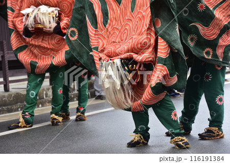 日本の岐阜県の高山市 春の高山祭の伝統芸能 路地を練り歩く獅子舞 祭りの衣装を着て獅子の顔を揺らす姿 日本の岐阜県の高山市 春の高山祭の伝統芸能 路地を練り歩く獅子舞 祭りの衣装を着て獅子の顔を揺らす姿 116191384