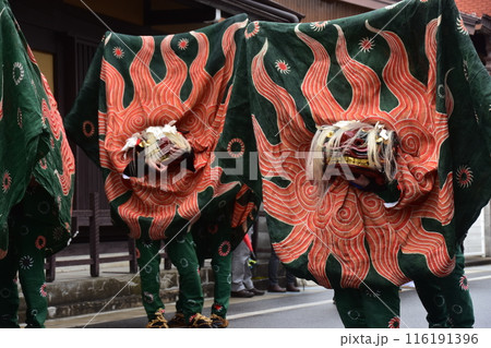 日本の岐阜県の高山市 春の高山祭の伝統芸能 路地を練り歩く獅子舞 祭りの衣装を着て獅子の顔を揺らす姿 日本の岐阜県の高山市 春の高山祭の伝統芸能 路地を練り歩く獅子舞 祭りの衣装を着て獅子の顔を揺らす姿 116191396