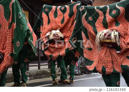 日本の岐阜県の高山市　春の高山祭の伝統芸能　路地を練り歩く獅子舞　祭りの衣装を着て獅子の顔を揺らす姿 116191398