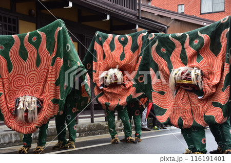 日本の岐阜県の高山市 春の高山祭の伝統芸能 路地を練り歩く獅子舞 祭りの衣装を着て獅子の顔を揺らす姿 日本の岐阜県の高山市 春の高山祭の伝統芸能 路地を練り歩く獅子舞 祭りの衣装を着て獅子の顔を揺らす姿 116191401