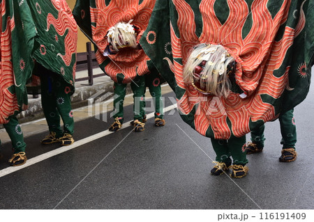 日本の岐阜県の高山市 春の高山祭の伝統芸能 路地を練り歩く獅子舞 祭りの衣装を着て獅子の顔を揺らす姿 日本の岐阜県の高山市 春の高山祭の伝統芸能 路地を練り歩く獅子舞 祭りの衣装を着て獅子の顔を揺らす姿 116191409