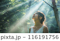 森の中に立つ女性 116191756