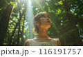 森で見上げる女性 116191757