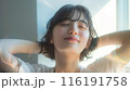 目を閉じてリラックスする女性 116191758