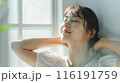 目を閉じて光を浴びる女性 116191759