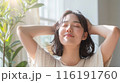 日差しが心地良い明るい部屋で髪をかきあげる若い女性 116191760