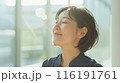 目を閉じる女性 116191761