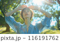 森林公園でリラックスする女性 116191762