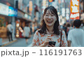 スマホを操作する若い女性 116191763