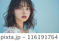 カメラ目線の女性 116191764